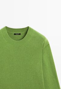 Pull vert en maille à col rond côtelé, étiqueté "Massimo Dutti", présenté sur un fond blanc uni.