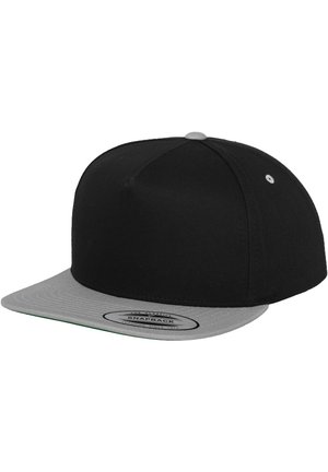 Sort snapback-kasket med en flad grå skygge. Lavet af stof, har en rund top og et brandet mærke på undersiden af skyggen.