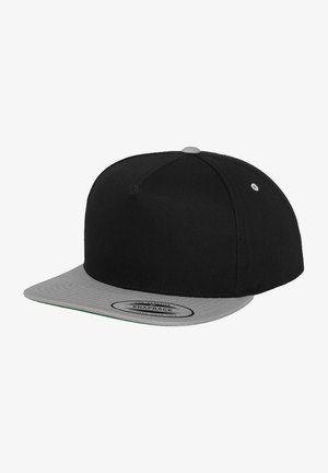 Căciulă snapback neagră cu vizieră plată gri. Fabricată din material textil, are un vârf rotund și un patch branduit pe partea inferioară a vizierii.