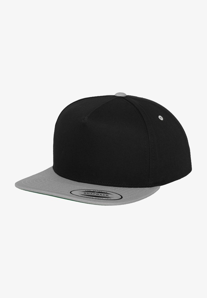 Czarna czapka snapback z płaskim szarym daszkiem. Wykonana z materiału, ma okrągły szczyt oraz znak firmowy na spodzie daszka.