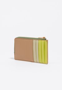 Cartera con cremallera hecha de cuero suave, con un frente en tono marrón, ranuras para tarjetas en múltiples colores con matices de verde, beige y acentos en amarillo brillante.