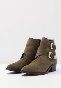 Pavement Ankle boot