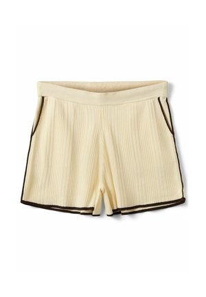 Kremowe prążkowane szorty z dzianiny z ciemnobrązową lamówką na kieszeniach, bokach i brzegach, ułożone płasko na białym tle.