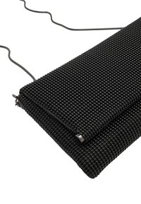 Czarna koralikowa kopertówka o teksturowanej powierzchni, z płaskim designem i srebrnym akcentem. Zawiera cienki, regulowany pasek.