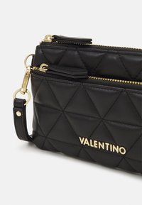 VALENTINO Carnaby Purse Sac De Soirée Noir – Élégance Minimaliste Avec Compartiments