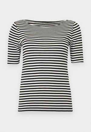 Cămașă cu mânecă scurtă cu dungi orizontale alb-negru, cu un decolteu rotund larg, etichetată GAP la guler.