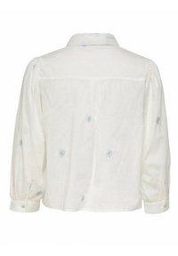 Chemise blanche boutonnée en coton, ornée de broderies florales bleues, avec des manches longues bouffantes et une coupe droite à col classique.