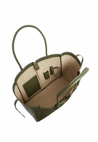 Sac fourre-tout en cuir vert avec un haut arrondi, texture lisse et intérieur beige. Dispose de poches intérieures et d'une petite pochette amovible.