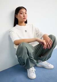 adidas Originals TEE - Jednoduché tričko - cloud white