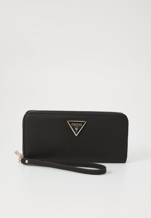 Svart lær lommebok med rektangulær form, strukturert overflate, gull triangel-logo og håndleddsrem. Har glidelås-lukking.