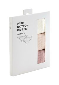 Lot de trois sous-vêtements pour femmes en coton côtelé de style classique, en crème, beige et mauve clair, partiellement visibles à travers la fenêtre de l'emballage.