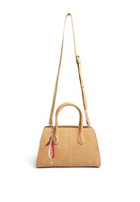 Beige suède handtas met dubbele handvatten en een afneembare schouderband. Voorzien van een ritsluiting en een sleutelhanger met kralen en bedels.