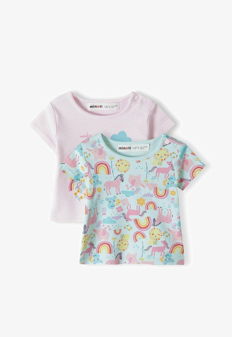 Dviejų vaikų marškinėlių rinkinys: vieni vientisi šviesiai rožiniai su juostelėmis, kiti šviesiai mėlyni su spalvingos vienaragio ir vaivorykštės spausdiniu.