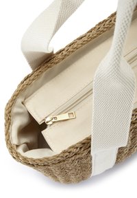 Naravna pletena slamnata torba s kremasto tkanino znotraj in z žepom na zadrgo. Ima trdne bele tkanine ročaje za nošenje.
