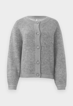 Cardigan en tricot gris clair avec col rond, manches longues, poignets et ourlet côtelés, et cinq boutons sur le devant.
