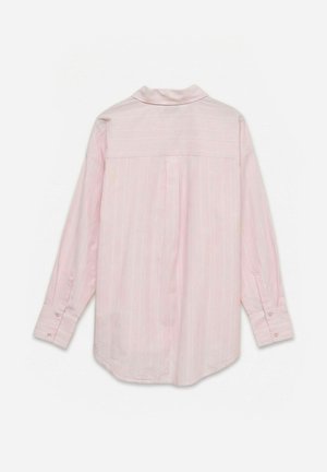 Jasnoróżowa koszula z długim rękawem z delikatnymi pionowymi paskami, mankietami zapinanymi na guziki i tylnym karczkiem z centralną plisą.