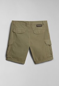 Bermudas cargo verde oliva, confeccionadas en mezcla de algodón, con bolsillos traseros y laterales, detalles cosidos y un parche con el logo en la cinturilla.