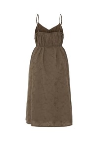 Robe midi marron avec fines bretelles réglables, bustier ajusté, taille froncée et motif floral subtil sur tout le tissu.