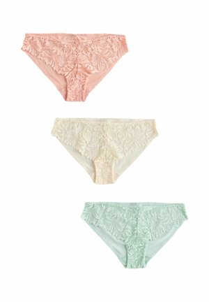 Három csipkés bikini stílusú női alsó rózsaszín, krémszín és világoszöld színben, függőlegesen elrendezve, fehér háttéren.