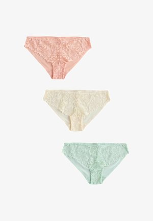 Tri čipkované bikini nohavičky v ružovej, krémovej a svetlozelenej farbe, usporiadané vertikálne na bielom pozadí.