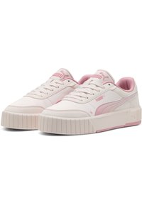 Sneaker Puma in morbido materiale bianco con dettagli rosa, caratterizzati da una punta arrotondata e una suola spessa e testurizzata, oltre a una linguetta testurizzata per una migliore presa.