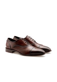 Chaussures habillées en cuir brun avec une finition brillante, bout rond et design à lacets. Présente des accents de couture et un talon bas.