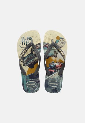 Pár béžových a sivých žabiek s ilustráciami na tému Harryho Pottera, vrátane lietajúceho auta, vlaku a snežnej sovy.