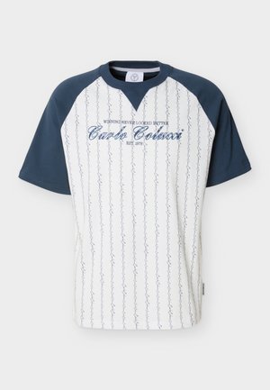 Kurzarmshirt mit marineblauen Raglanärmeln, weißem Körper mit vertikalen Schriftstreifen und blauem Text mit der Aufschrift „Winning never looked better Carlo Colucci.“