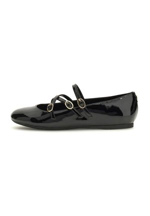 Zwarte gepatineerde leren balletschoenen met een ronde neus, voorzien van drie gekruiste banden die zijn bevestigd met cirkelvormige goudkleurige hardware. Platte zool.