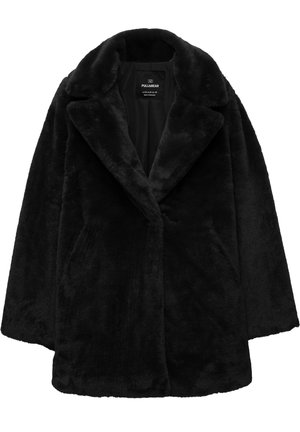 Zwarte jas van nepbont met brede reverskraag, lange mouwen en voorzakken, getoond tegen een witte achtergrond.