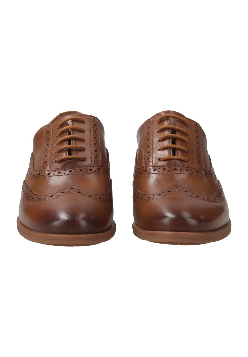 Oxfords de cuero marrón con diseño de puntera perforada, punta redonda, cordones de cinco ojales y un acabado suave. Suela plana con ligero tacón.
