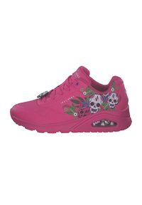 Rosa Skechers-sneakers med en slät yta, dekorativa skalle- och blommönster samt en synlig luftkuddenhet i sulan.