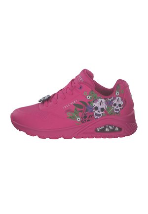 Roze Skechers sneakers met een glad oppervlak, decoratieve doodskop- en bloemontwerpen, en een zichtbare luchtkusseneenheid in de zool.