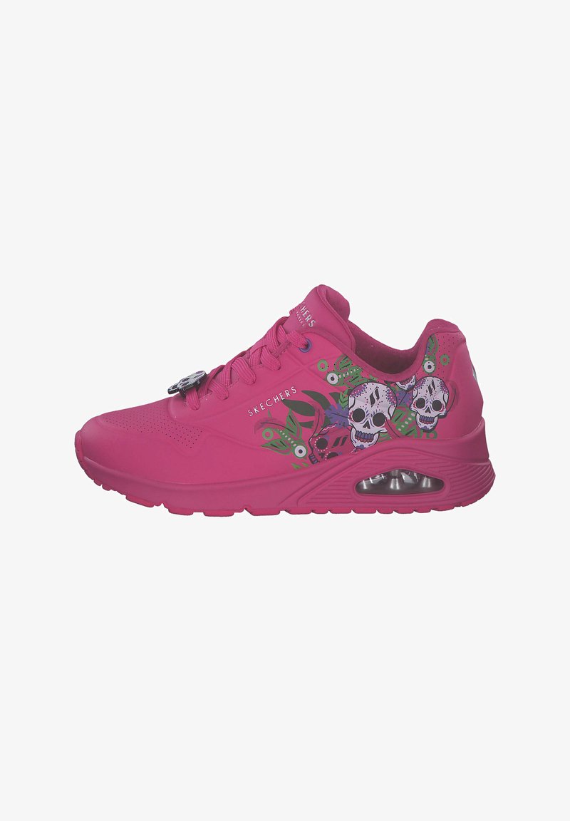 Rosa Skechers-sneakers med en slät yta, dekorativa skalle- och blommönster samt en synlig luftkuddenhet i sulan.