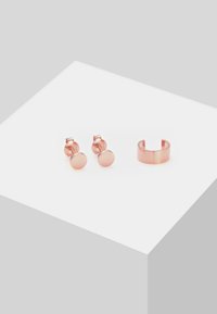 Smykkesæt i rosaguld bestående af runde stud øreringe og et bredt cuff-ring, alle med en glat, poleret overflade og enkelt design.
