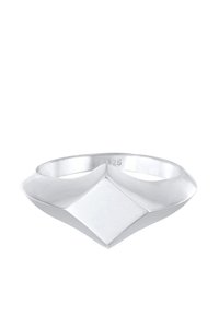Silverring med polerad yta, med en geometrisk design och en upphöjd diamantform högst upp samt släta kanter. Märkt "925."