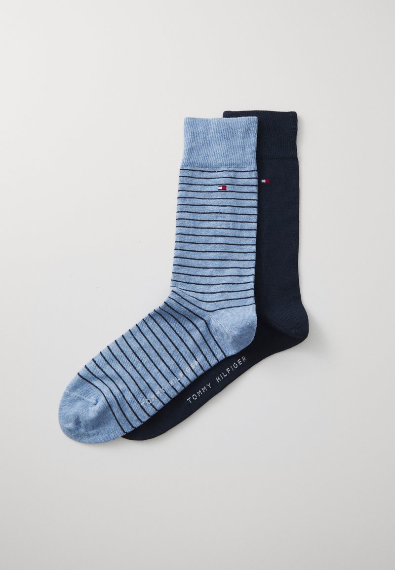 Calzini blu e navy, uno con righe orizzontali e l'altro a tinta unita. Tessuto morbido con il logo di Tommy Hilfiger stampato sul fondo.