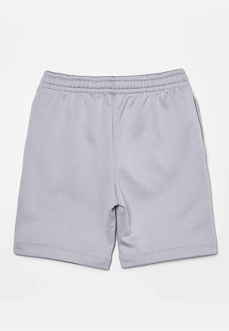 Shorts de sport gris clair avec une taille élastique et une texture lisse, dotés de bords surpiqués pour la durabilité et d'un design simple.
