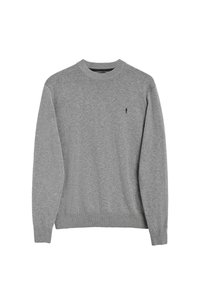 Maglione grigio con scollo e polsini a coste, caratterizzato da un piccolo logo nero sul petto. Realizzato in tessuto morbido, ha una vestibilità classica.