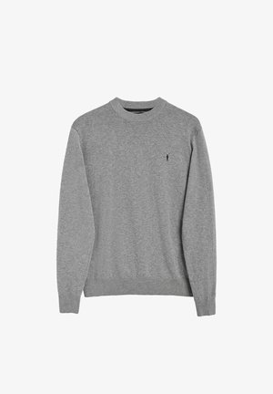 Maglione grigio con scollo e polsini a coste, caratterizzato da un piccolo logo nero sul petto. Realizzato in tessuto morbido, ha una vestibilità classica.