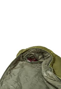 Olijfgroene slaapzak met een zachte, glanzende binnenkant en een ritssluiting. Bevat een label met verzorgingsinstructies dat zichtbaar binnenin is.