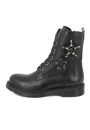 Stivale alla caviglia in pelle nera con punta arrotondata, lacci anteriori e decorazioni in forma di stella con strass sui lati. Suola in gomma testurizzata.