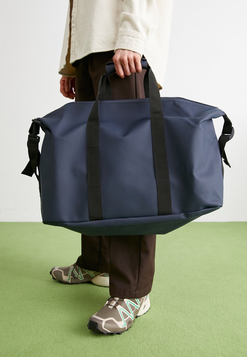 hilo weekend bag rains Small W3 - Navy Hilo Weekend Bag Large is Rains’ take on the essential overnight bag – the largest of three sizes Rains Hilo Weekend Bag |