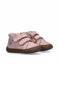 Roze suède enkellaarsjes met twee klittenbandsluitingen, een bruine rubberen zool en een decoratief berenontwerp met rhinestones op de zijkant.