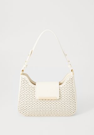 Borsa bianca con un design a taglio laser, flap liscio e solido e dettagli in metallo dorato. Silhouette curva con tracolla.