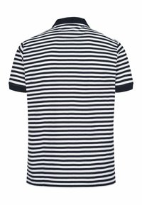 Rövid ujjú pólóing, váltakozó sötétkék és fehér vízszintes csíkokkal, kontrasztos sötétkék gallérral és ujjbőrökkel.