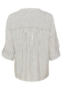 Blouse rayée en blanc et gris, dotée d'un col rond, de courtes manches retroussées et d'un dos plissé. Texture de tissu douce.