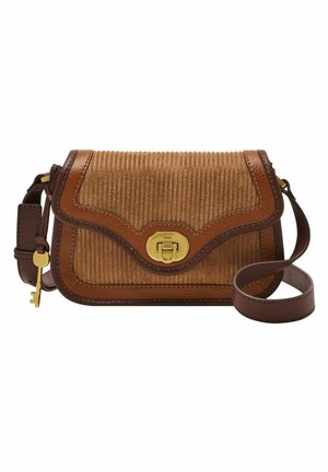 Sac bandoulière en cuir et suède marron avec texture côtelée, fermoir tourniquet doré, bandoulière réglable et breloque clé décorative attachée.
