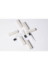 Benton HONEST LIP BALM - Läppbalsam