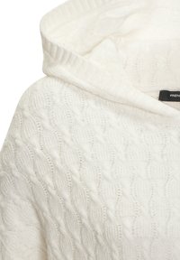 Weiße, gestrickte Kapuzenjacke mit einem strukturierten Muster aus erhabenen Rauten. Weicher, leichter Stoff und ein gerippter Kragen.